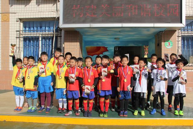 波普现身UCLA观摩76人年轻球员训练